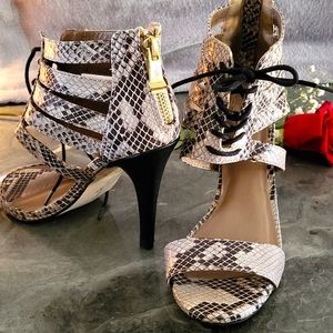 REPORT Signature Pumps with straps and zipper in the back